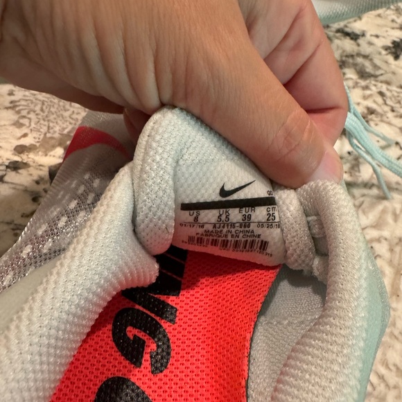 Size 8 zoom nikes inly worn once - Picture 2 of 4